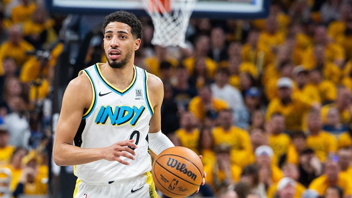 Tyrese Haliburton dribbling