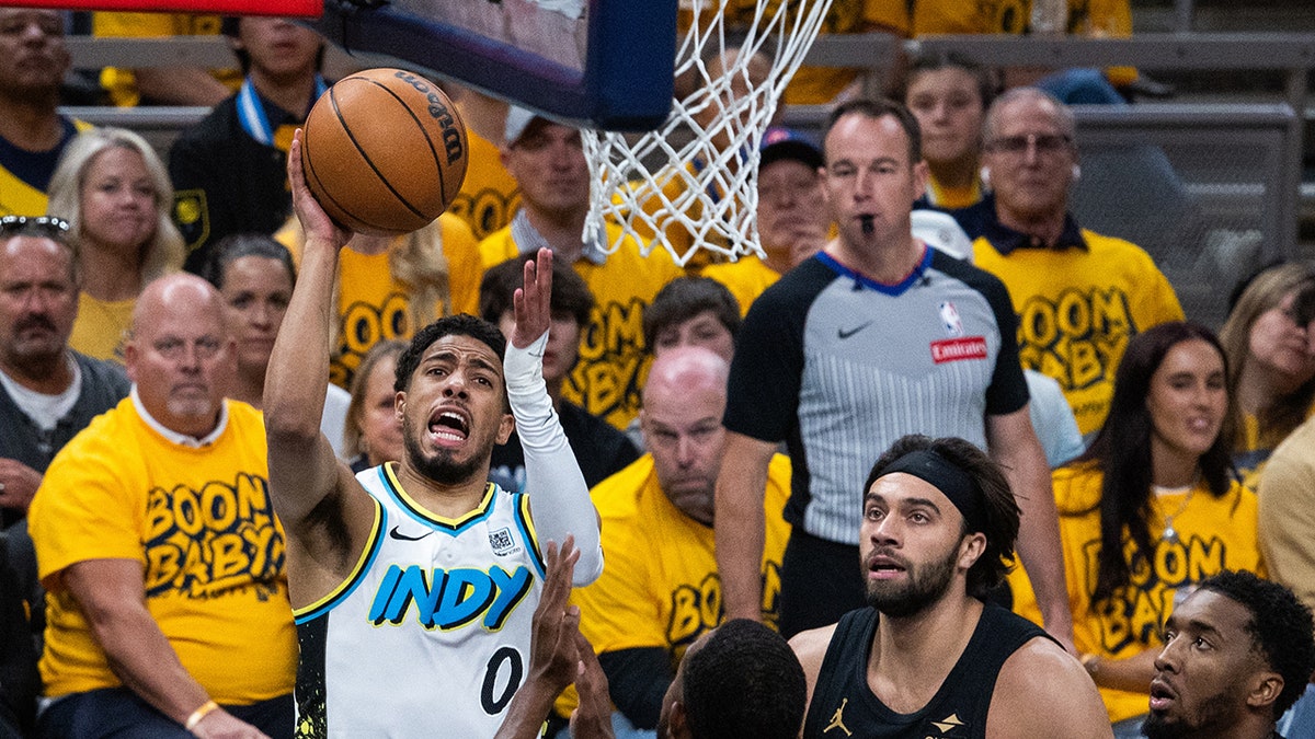 Tyrese Haliburton layup