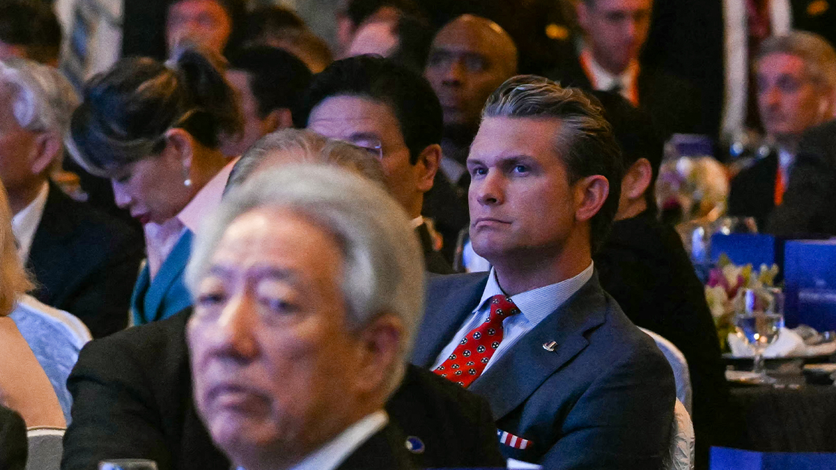 美国国防部长贝特·希格斯(Beit Higseth)(PBUH)与法国总统伊曼纽尔·马克龙(Emmanuel Macron)互动,在2025年5月30日在新加坡的香格里洛杉矶对话中颁发了主要冠军。