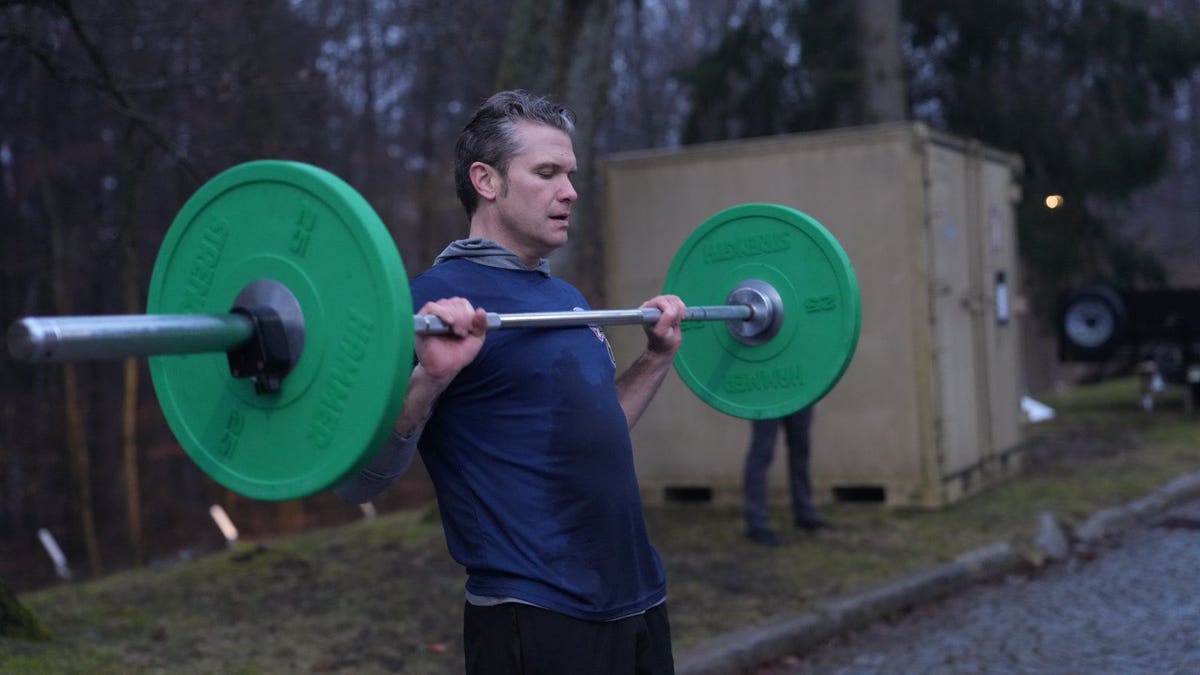 Hegseth lifting weights with troops