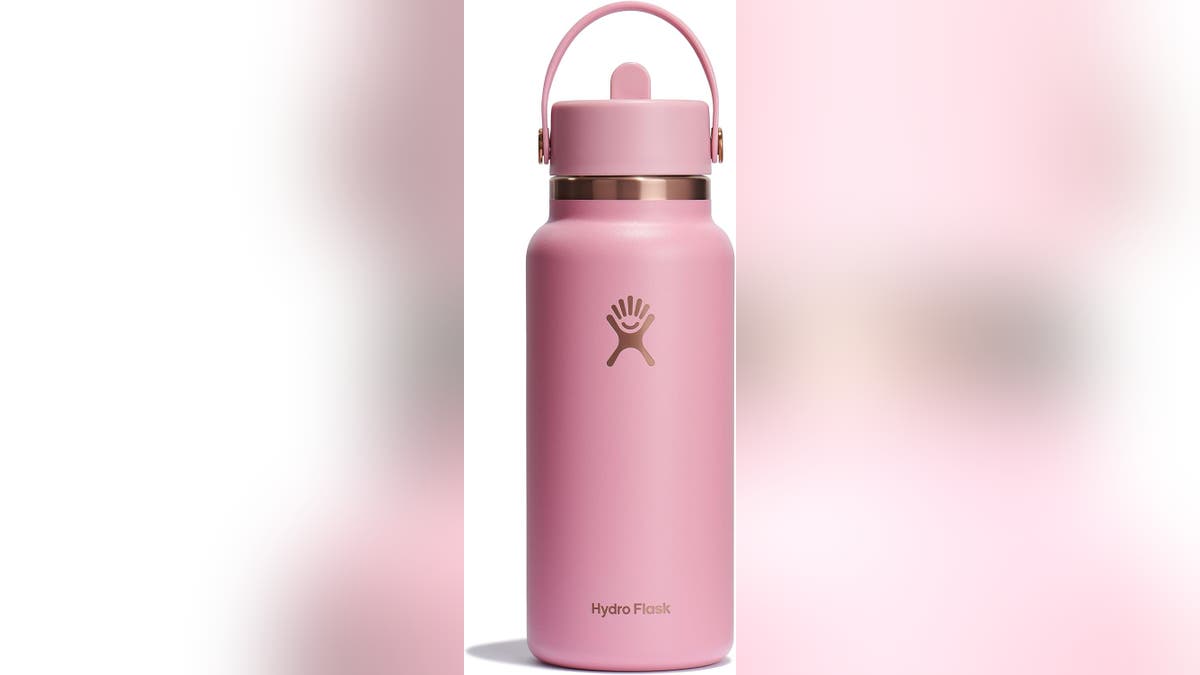 The double insulation on this bottle keeps drinks cold for 24 hours.