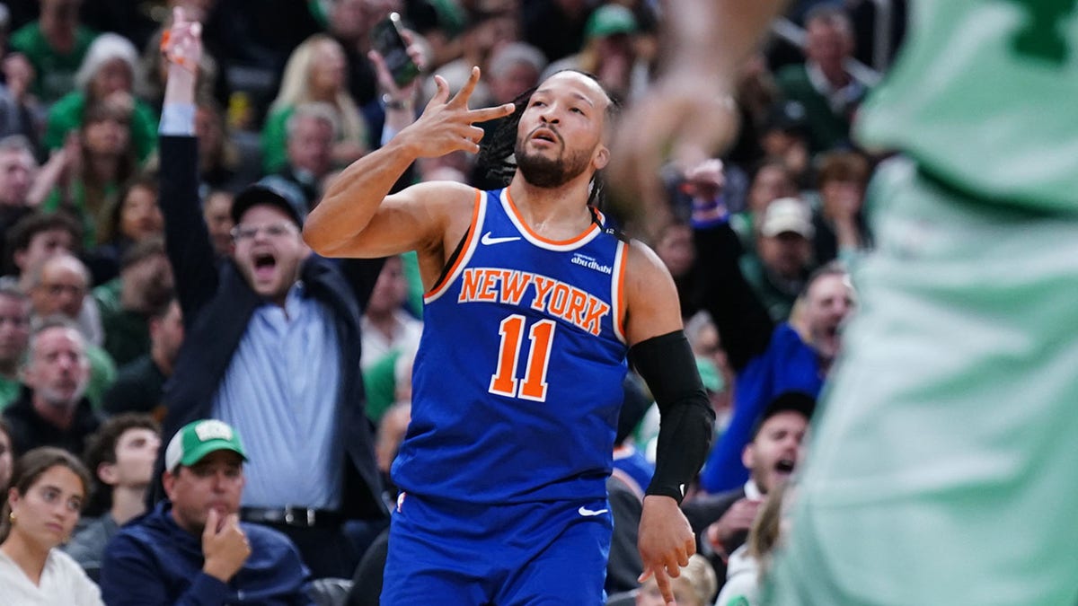 Jalen Brunson celebrates after hitting three-point shot