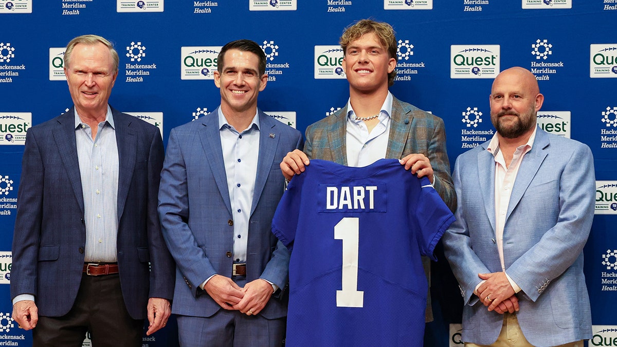 Jaxson Dart pinch giants beforehand office