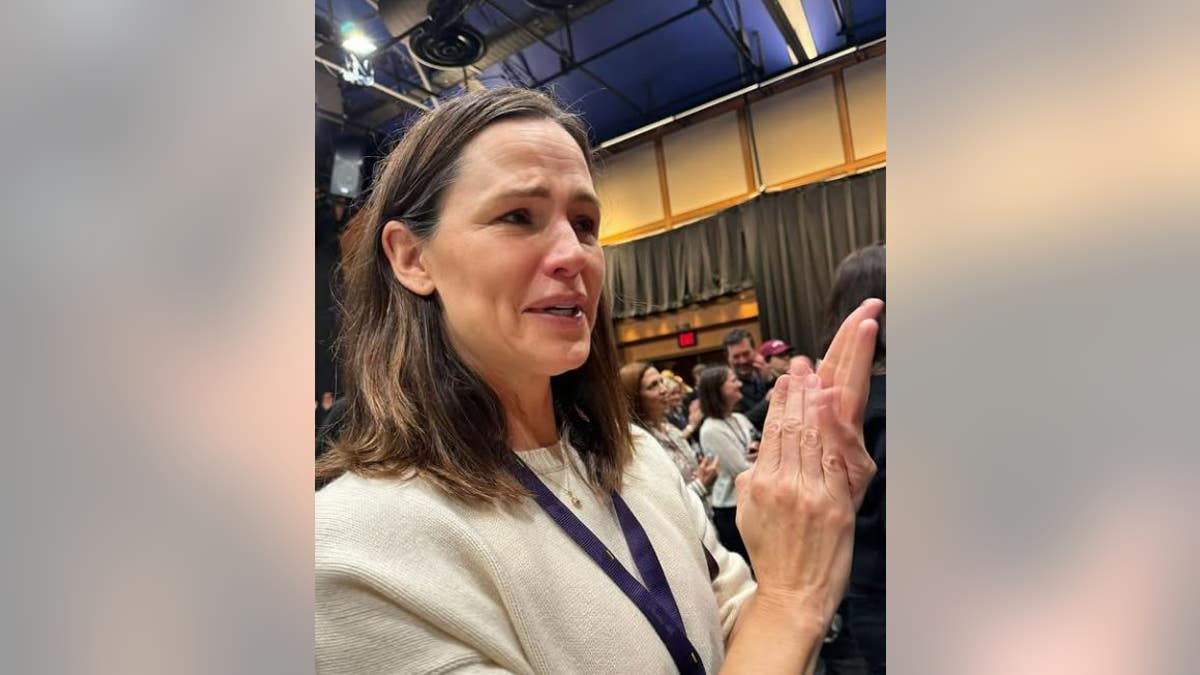 Jennifer Garner crying at Violet's graduation