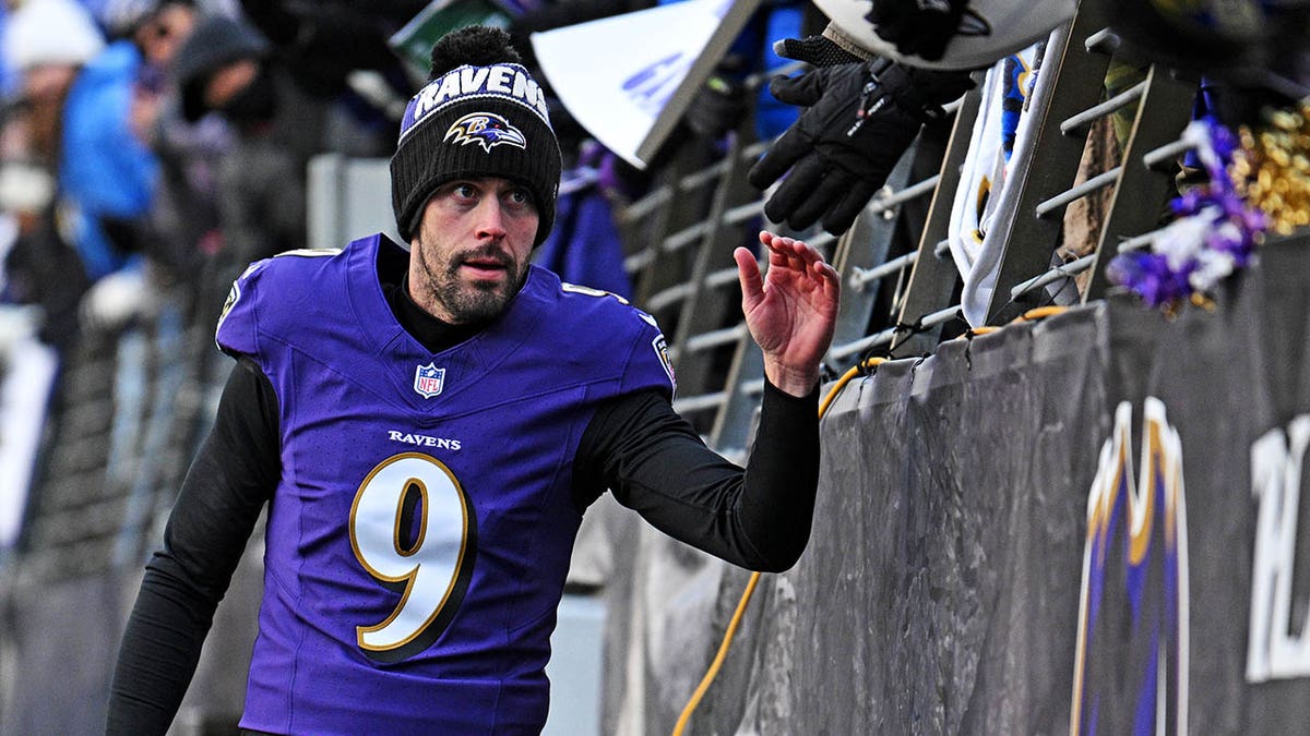 Justin Tucker waves bye to fans