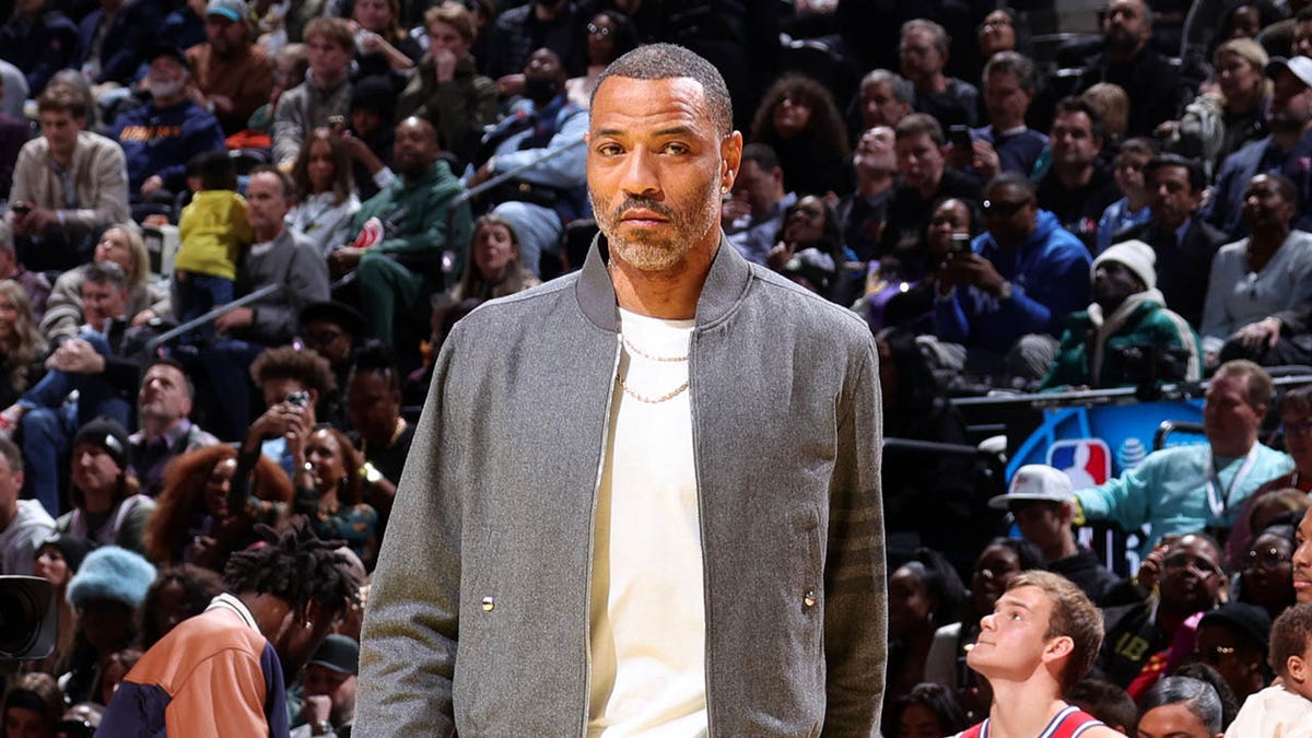 Kenyon Martin looks