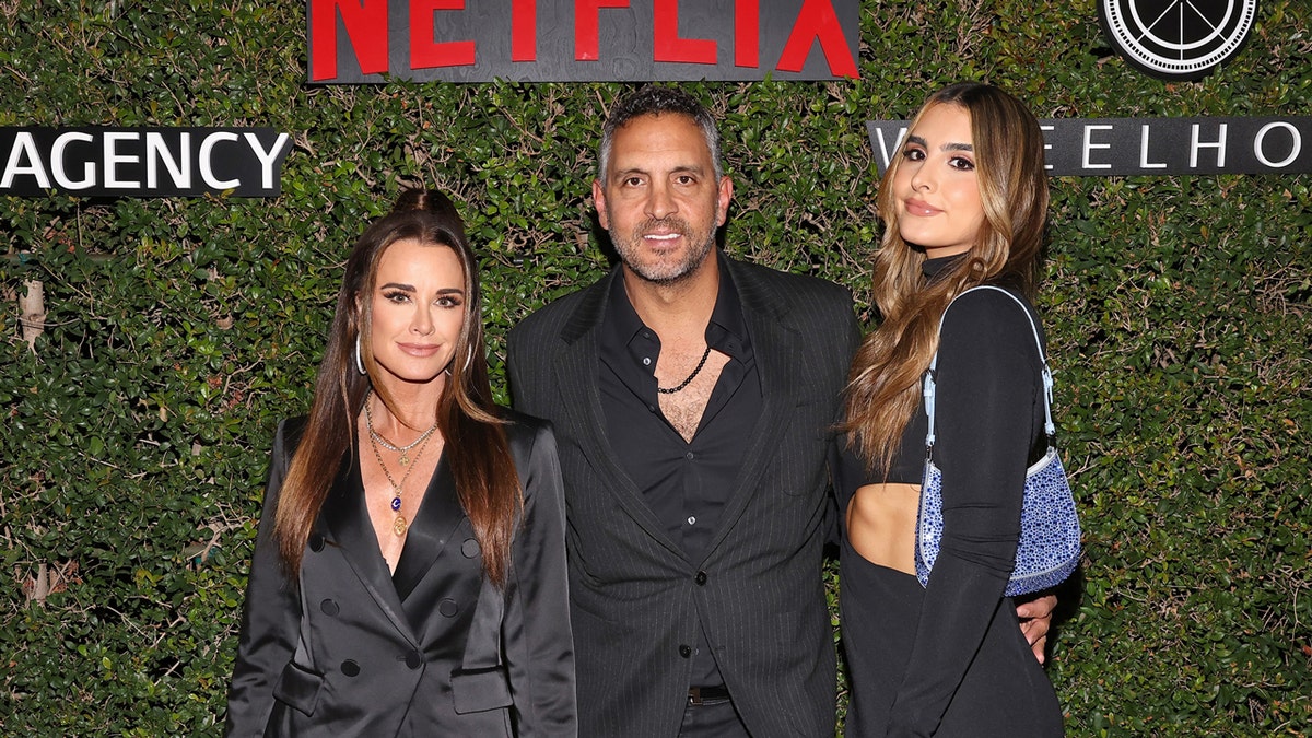 凯尔·理查兹(Kyle Richards),毛里西奥·奥姆斯基(Mauricio Omski)和他们的女儿索非亚(Sofia)参加了活动