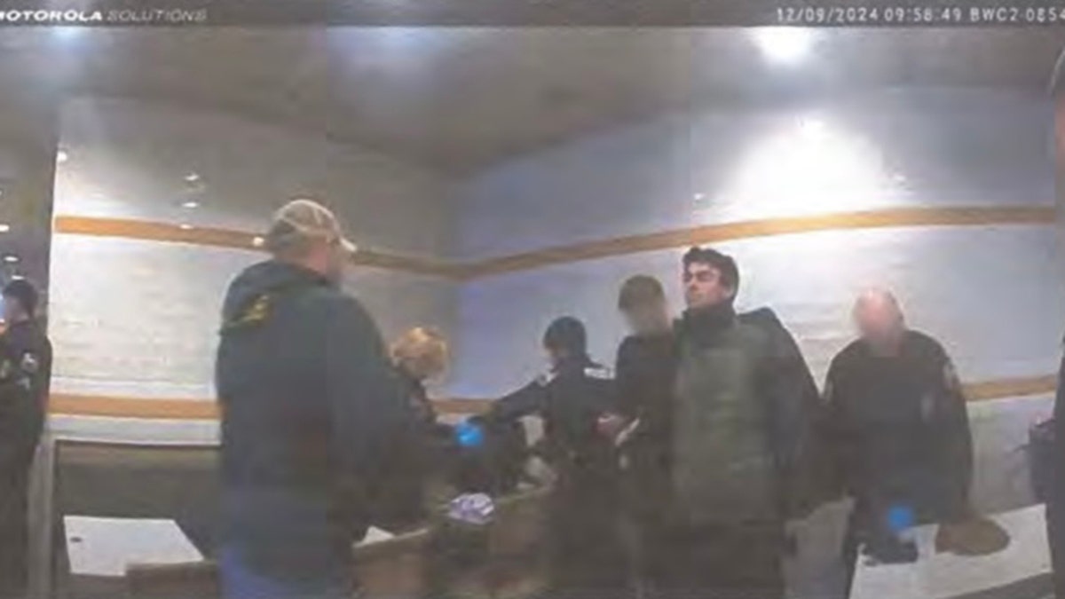 Zdjęcie z kamery Bodycam przedstawiające Luigiego Mangione przesłuchiwanego przez policję w Altonona, Pa Mcdonalds.
