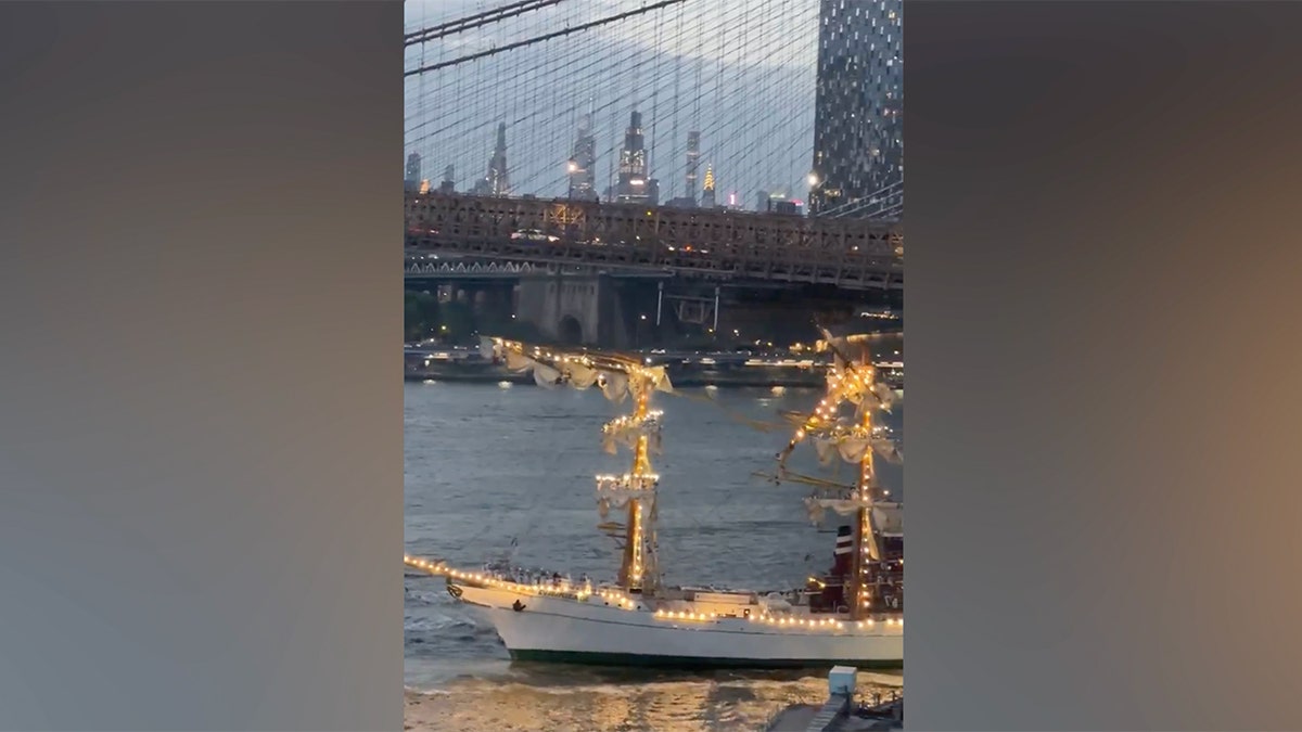 Massive sailing vessel crashes into Brooklyn Bridge