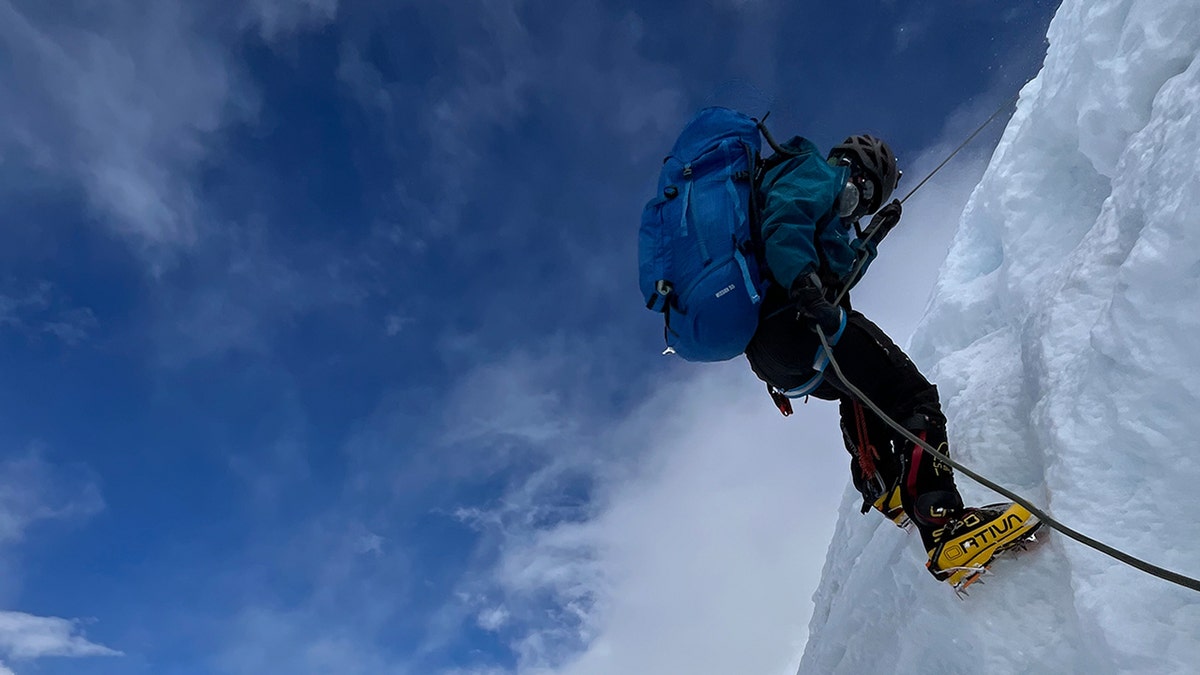Fox News correspondent Mike Tobin hikes Mount Everest