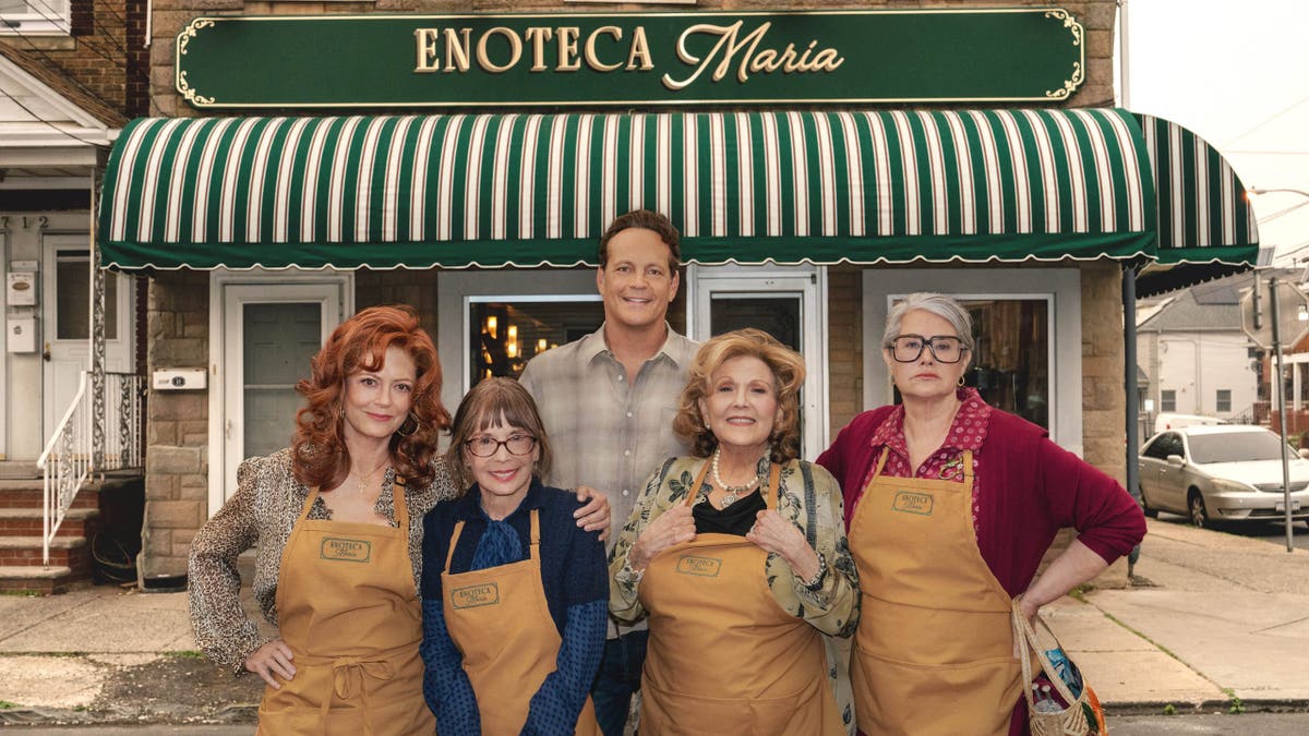  Susan Sarandon as Gia, Talia Shire as Teresa, Vince Vaughn as Joe Scaravella, Brenda Vaccaro as Antonella and Lorraine Bracco as Roberta in Nonnas. 