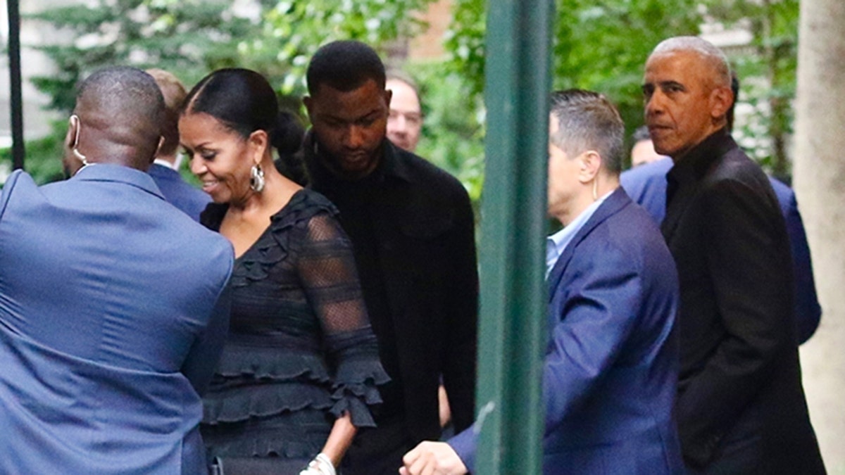 O ex -presidente Barack Obama e a ex -primeira -dama Michelle Obama foram vistos juntos pela primeira vez durante o mês dos meses, quando saíram do restaurante Loel Hotel em Midtown Manhatton na terça -feira, maio de 2725.