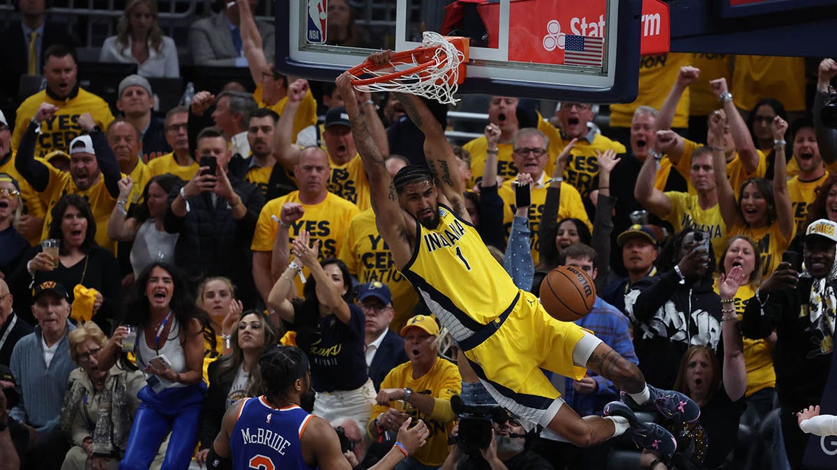 Obi Toppin dunks