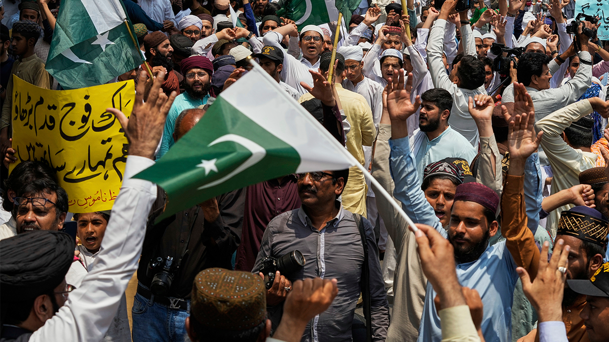 Supporters of the religious group Taxafuz-e-Namoos-e-Risalat Mahaz