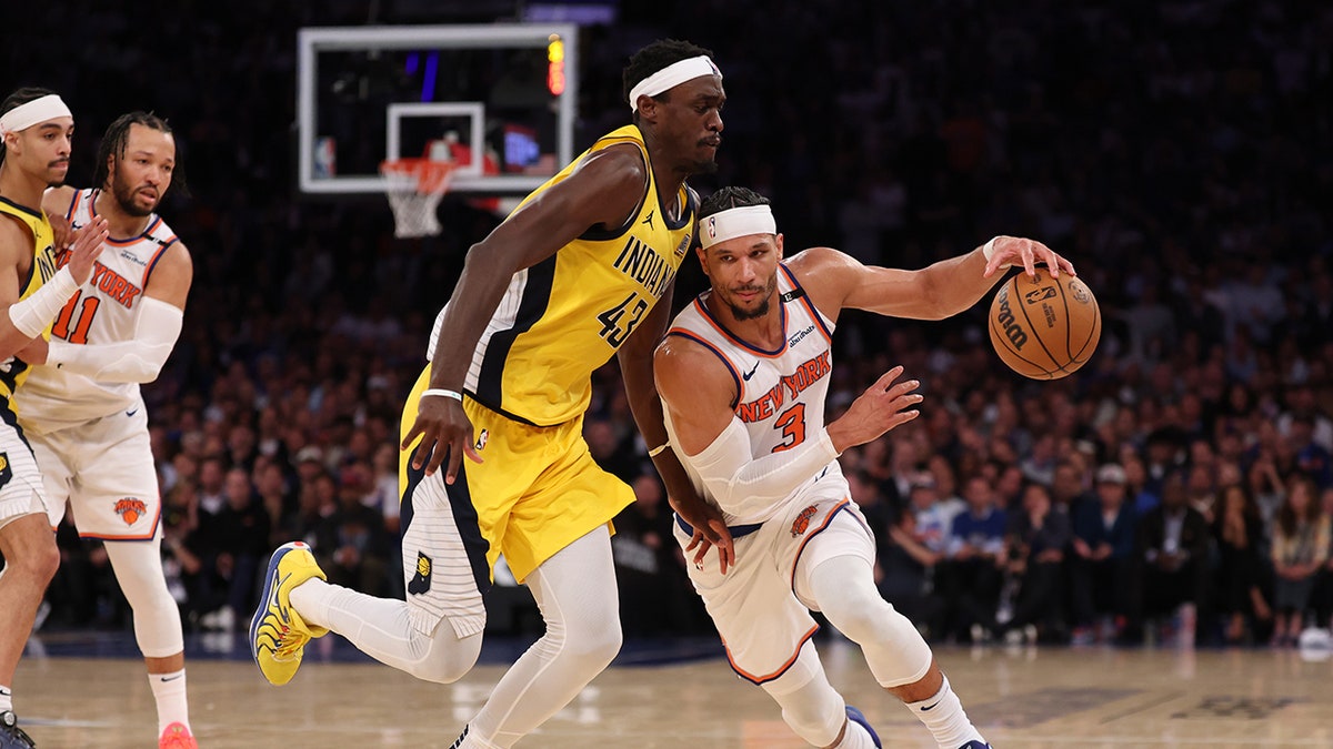 Pascal Siakam guards Josh Hart
