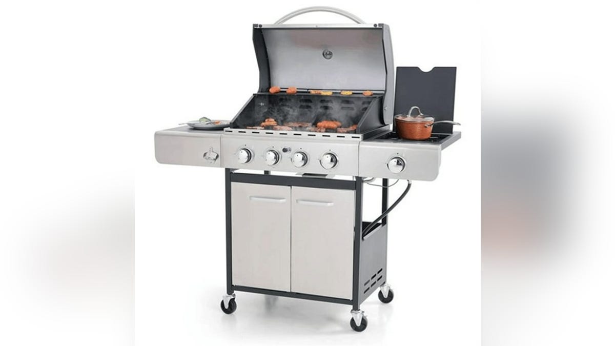 A powerful grill with over 500 square inches of cooking space. 