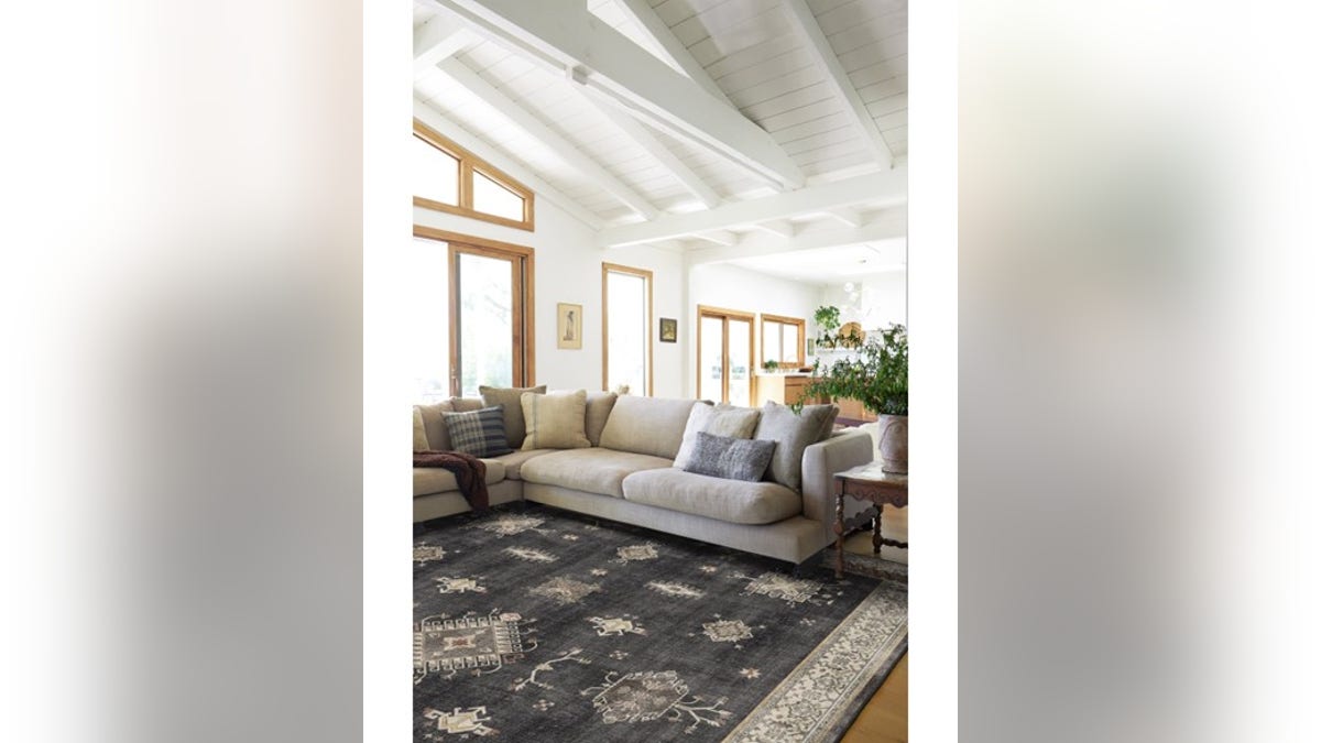 A gorgeous rug that's easy to clean.?
