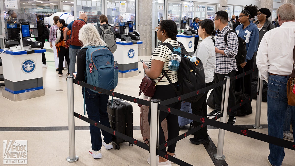GERÇEK KİMLİK zorunluluğunun yürürlüğe girmesiyle havaalanındaki sahneler