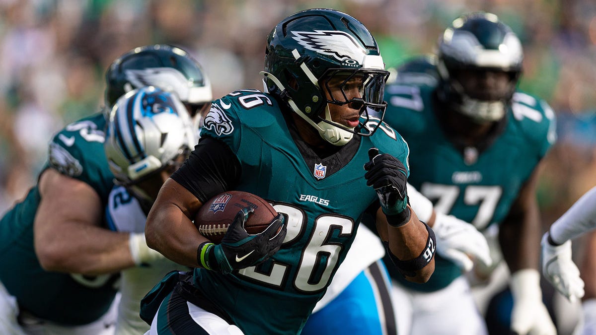Sagion Barkley runs