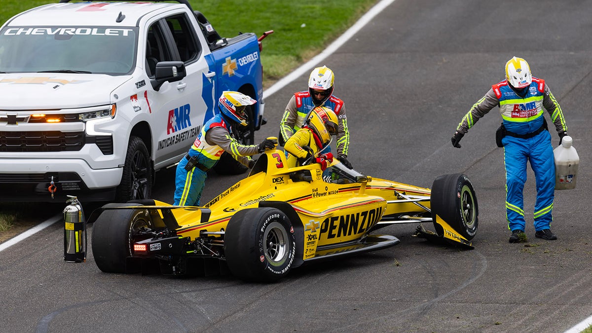 Scott McLaughlin crashes
