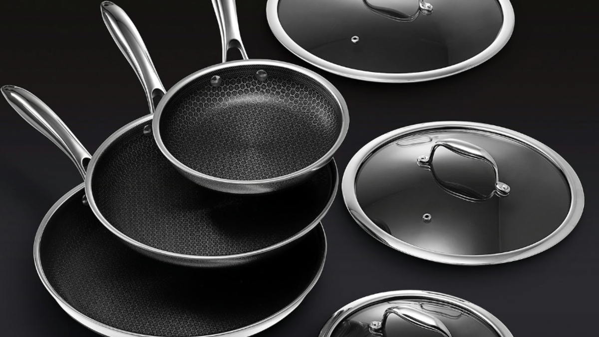 This set comes with three fry pans.