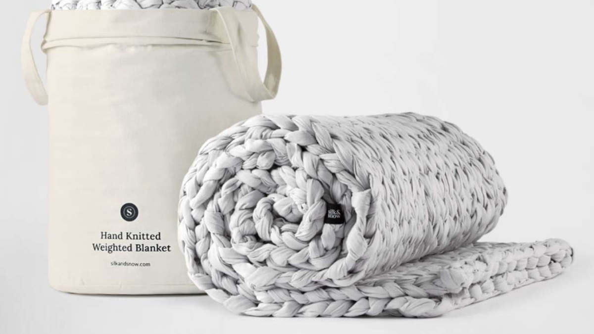 Silk &amp; Snow's Hand-Knitted Weighted Blanket is woven with natural cotton.