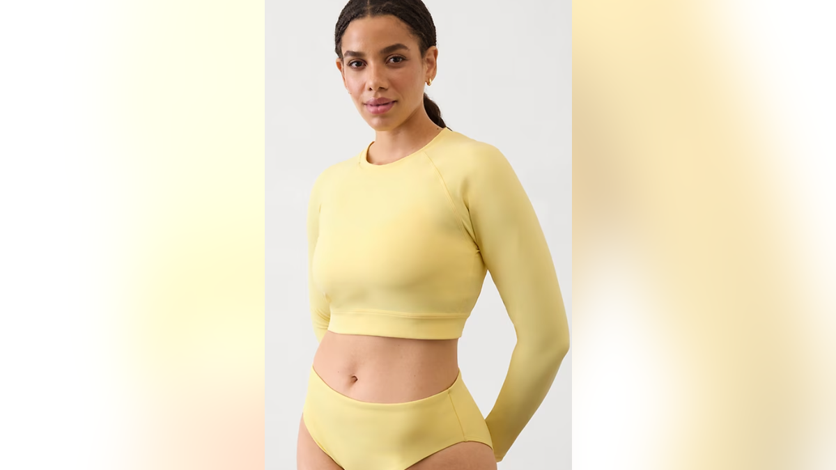 Grab this cropped rashguard in a trendy color.