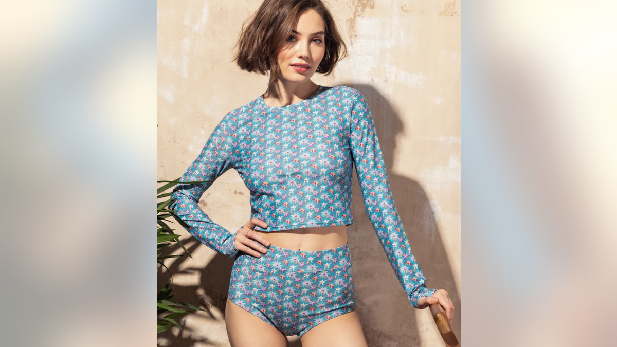 ?The Coolibar Coco crew neck rash guard is form-fitting and slightly cropped.