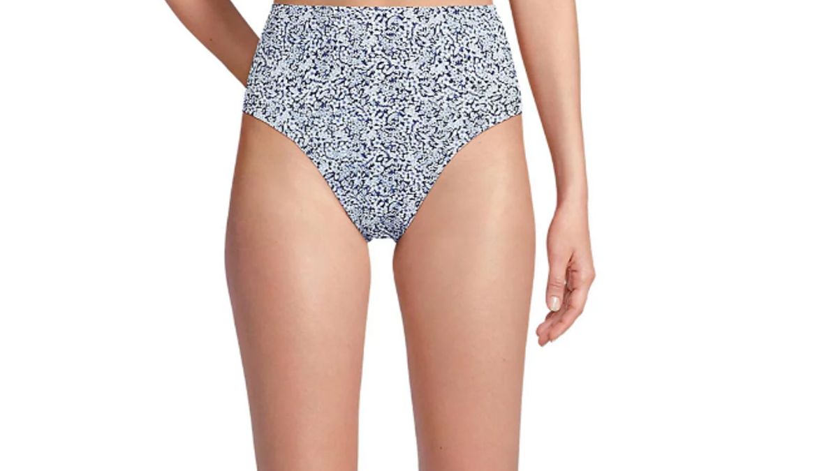 These bottoms flatter every type of body thanks to the high waist style and leg opening.
