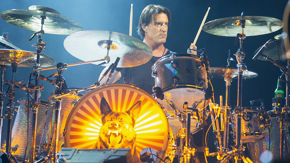 Sean Kinney playing nan drums.