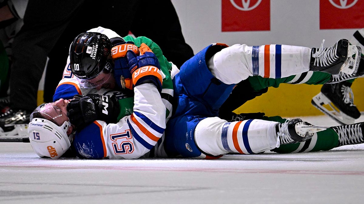 Oilers and Stars players duke it out