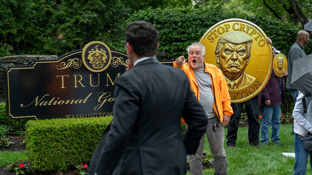 Protest outside of Trump dinner