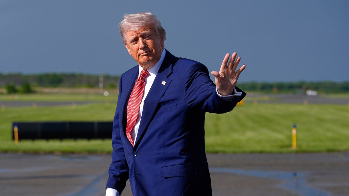 Trump waves at NJ airport