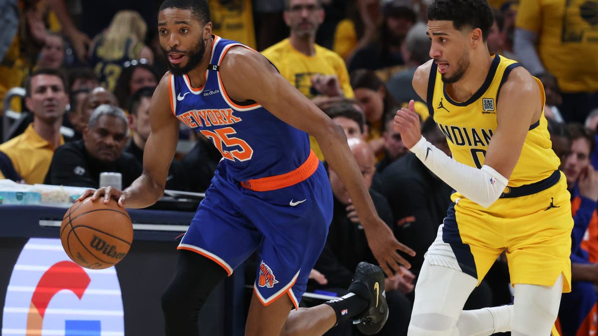 Striker New York Nix Michal Bridges (25) sedang mempelajari bola yang dipertahankan oleh Indiana Besterss Teres Haleporton (0) pada kuarter ketiga selama pertandingan keenam Konferensi Timur di kualifikasi untuk tahun 2025 di Liga Profesional Amerika di Genbridge Fieldos.