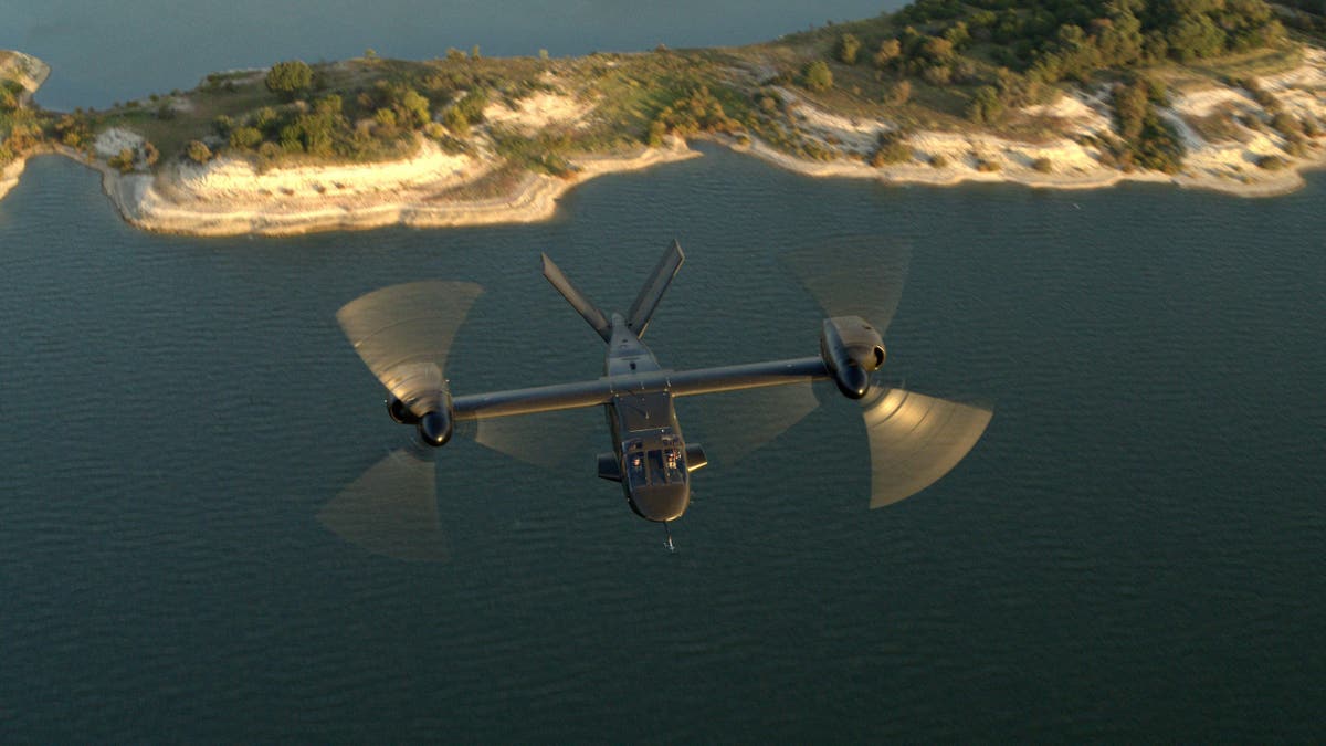 A demonstração ilustrada faz parte do voo de teste de 215 horas que venceu o helicóptero para o exército do sino para o helicóptero.