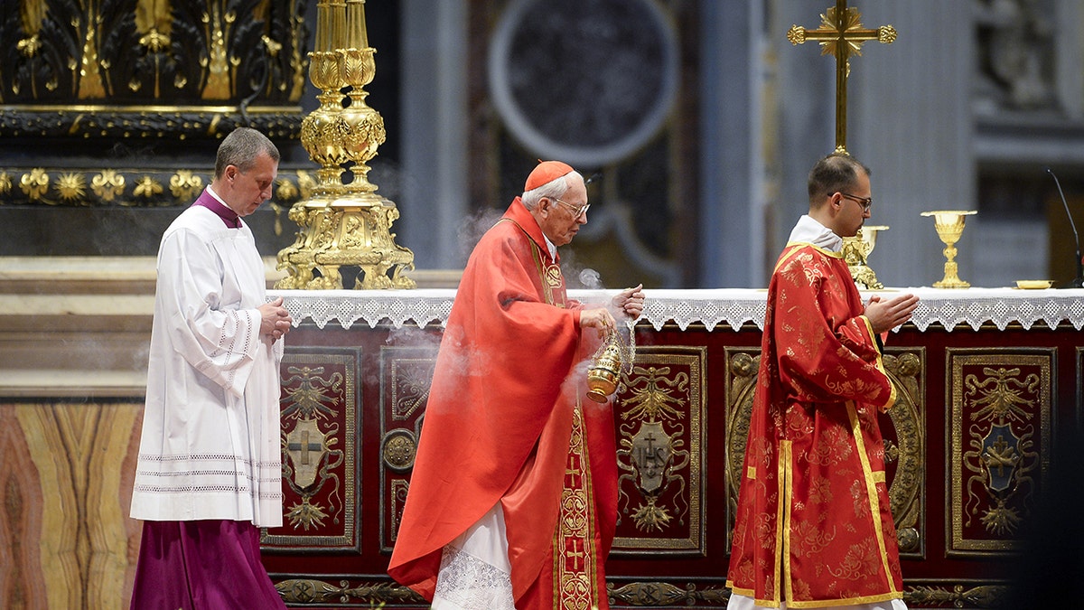 Los cardenales se reúnen en la Ciudad del Vaticano para elegir al próximo Papa.