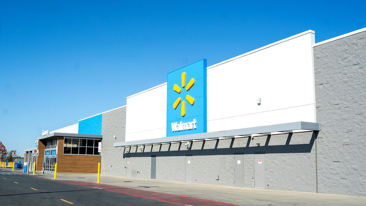 Walmart exterior view