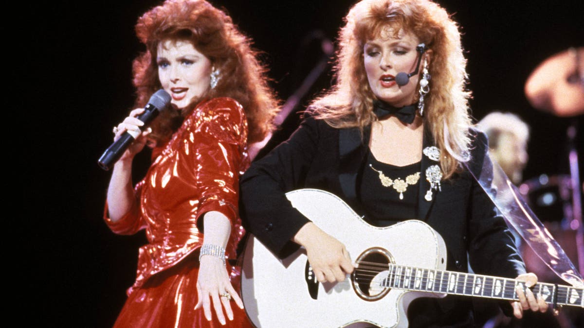 Naomi and Wynonna Judd performing in 1988