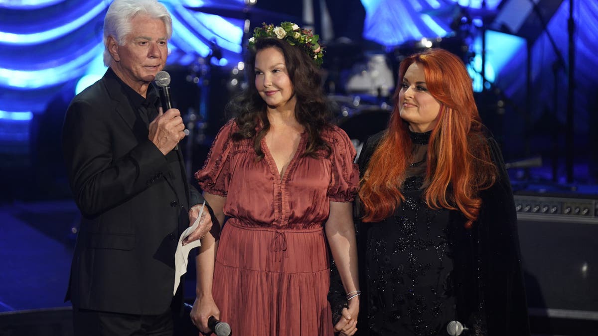 Wynonna and Ashley Judd with Larry Strickland