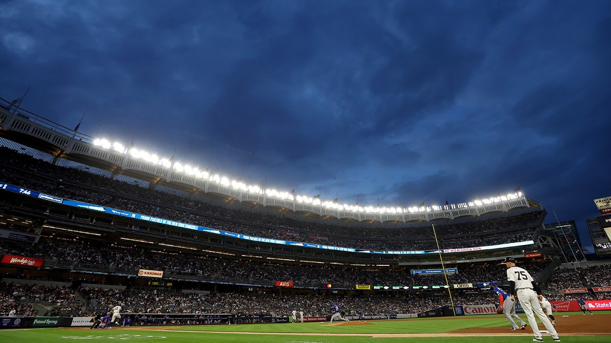 Dad makes incredible catch while daughter covers his eyes at Yankees game 3 Yankee Stadium at night
