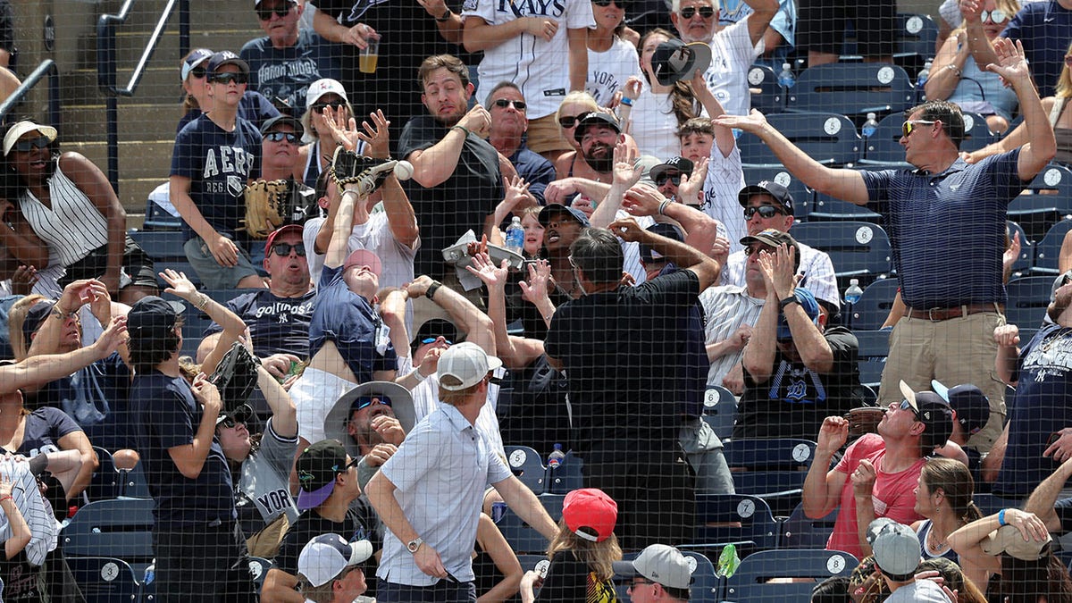 Dad makes incredible catch while daughter covers his eyes at Yankees game 4 Yankees fans try to catch foul ball
