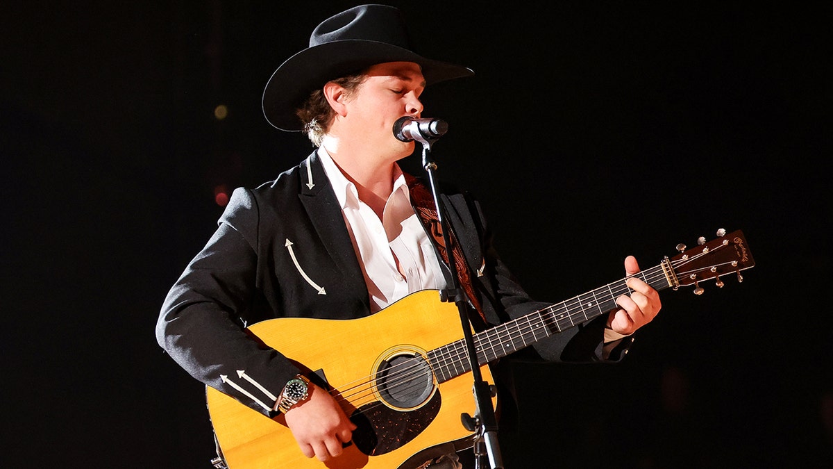 Zach Top at the ACM Awards performing.