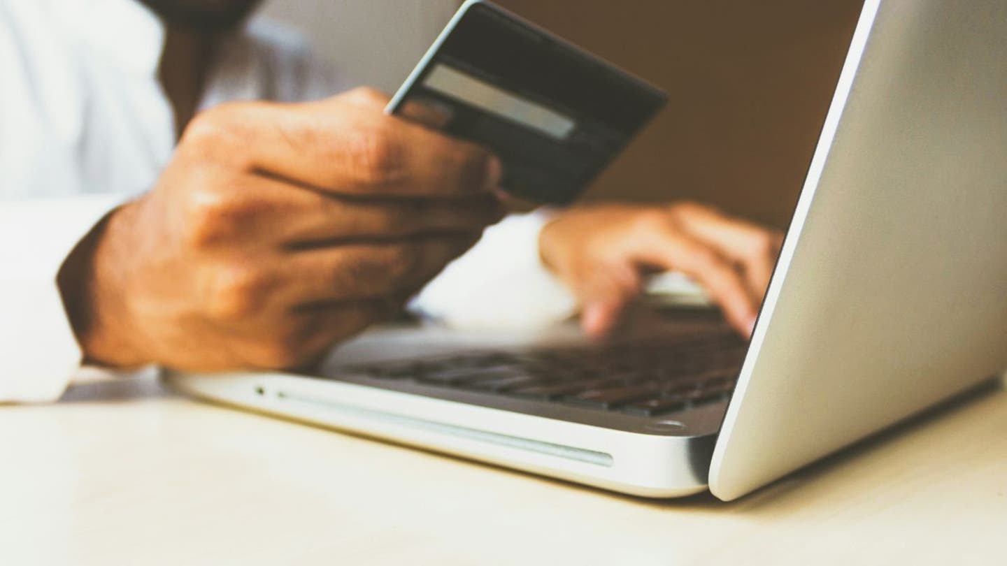 2 hackers can covertly empty your bank account while making it look intact