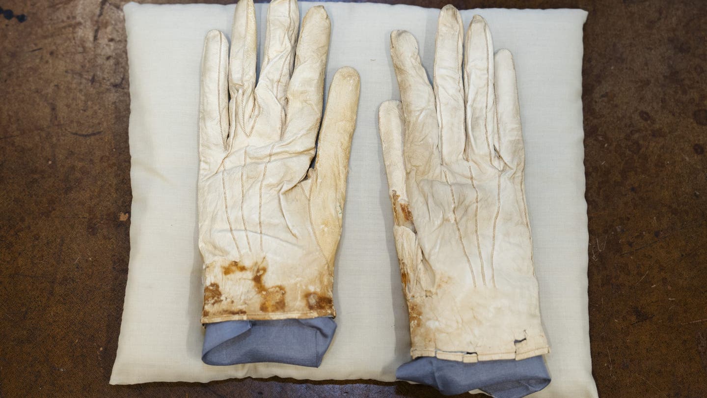 Abraham Lincoln’s gloves from Ford’s Theatre fetch highest bid at presidential public sale Abraham Lincoln’s gloves from Ford’s Theatre fetch highest bid at presidential public sale