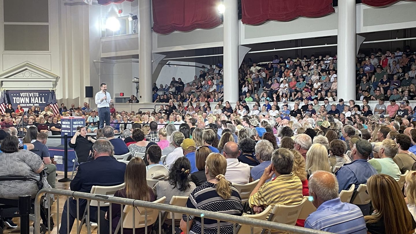 pete buttigieg cedar rapids ia townhall wide shot may 13 2025 scaled