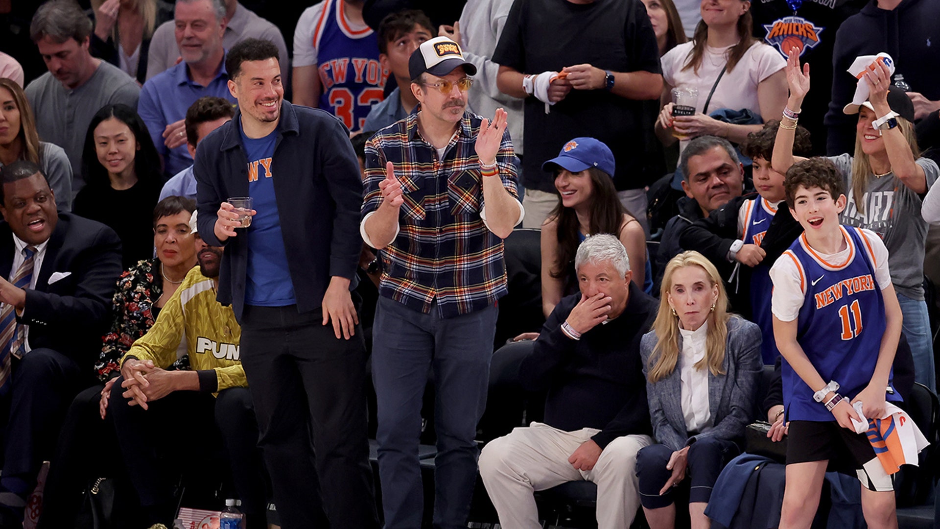 Jason Sudeikis watches the Knicks