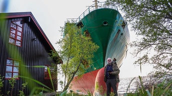 Man awakes to discover 443-foot cargo ship nearly crashed into his home - Fox News