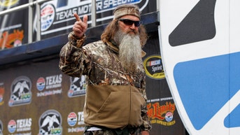 'Duck Dynasty' star Phil Robertson 'with the Lord' after his death at age 79 - Fox News