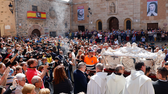 Thousands flock to see preserved body of 440-year-old saint on rare display in Spain - Fox News