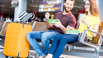 What foods does TSA allow travelers to bring in carry-on luggage for flights?
